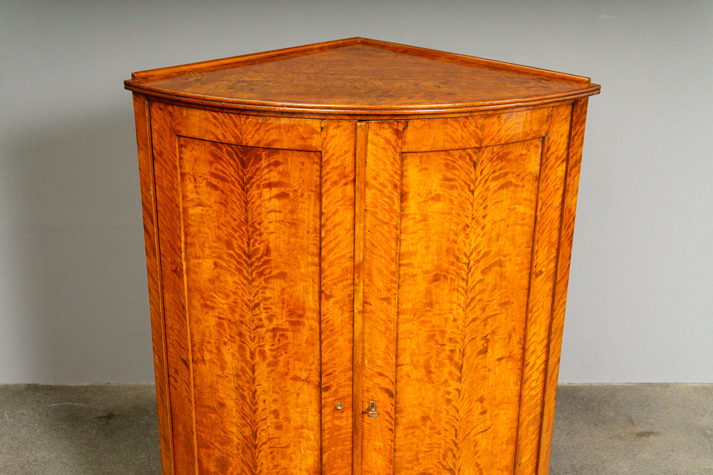 Biedermeier Eckschrank in Birke - 1.Hälfte des 19.Jahrhunderts