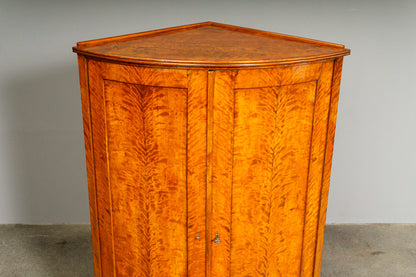 Biedermeier Eckschrank in Birke - 1.Hälfte des 19.Jahrhunderts