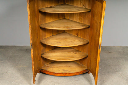 Biedermeier Eckschrank in Birke - 1.Hälfte des 19.Jahrhunderts