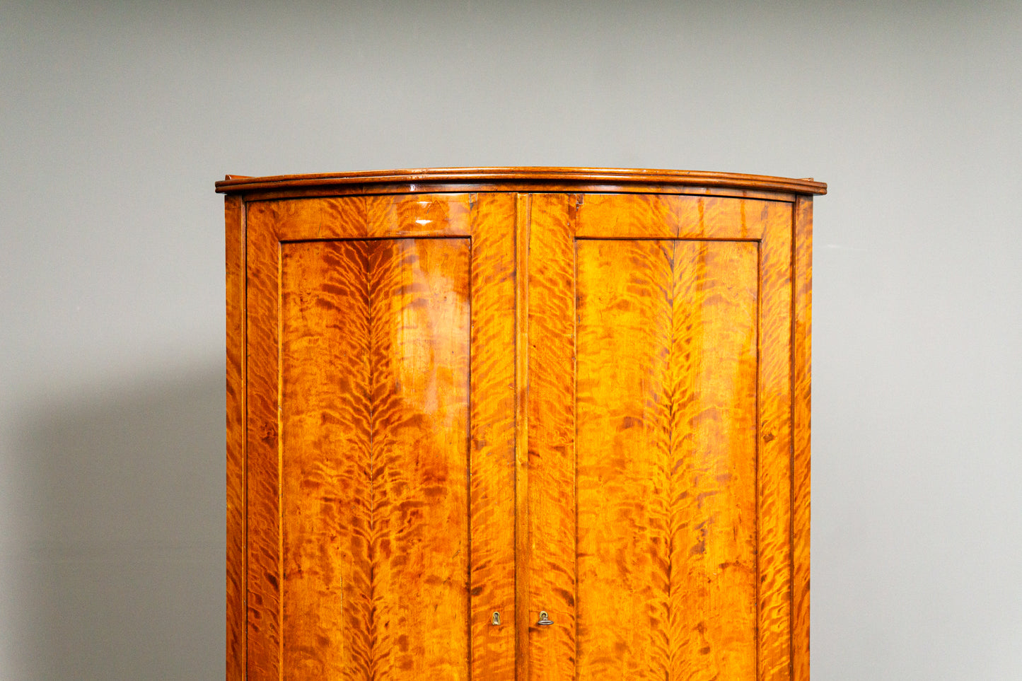 Biedermeier Eckschrank in Birke - 1.Hälfte des 19.Jahrhunderts