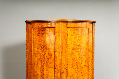 Biedermeier Eckschrank in Birke - 1.Hälfte des 19.Jahrhunderts