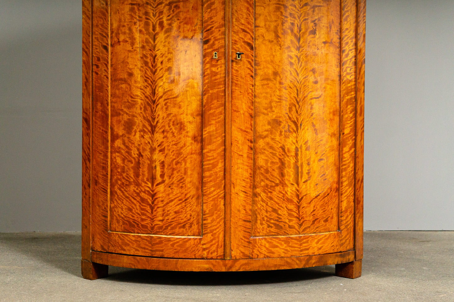 Biedermeier Eckschrank in Birke - 1.Hälfte des 19.Jahrhunderts