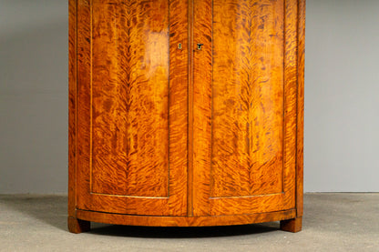 Biedermeier Eckschrank in Birke - 1.Hälfte des 19.Jahrhunderts
