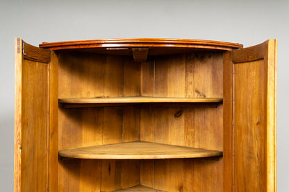 Biedermeier Eckschrank in Birke - 1.Hälfte des 19.Jahrhunderts
