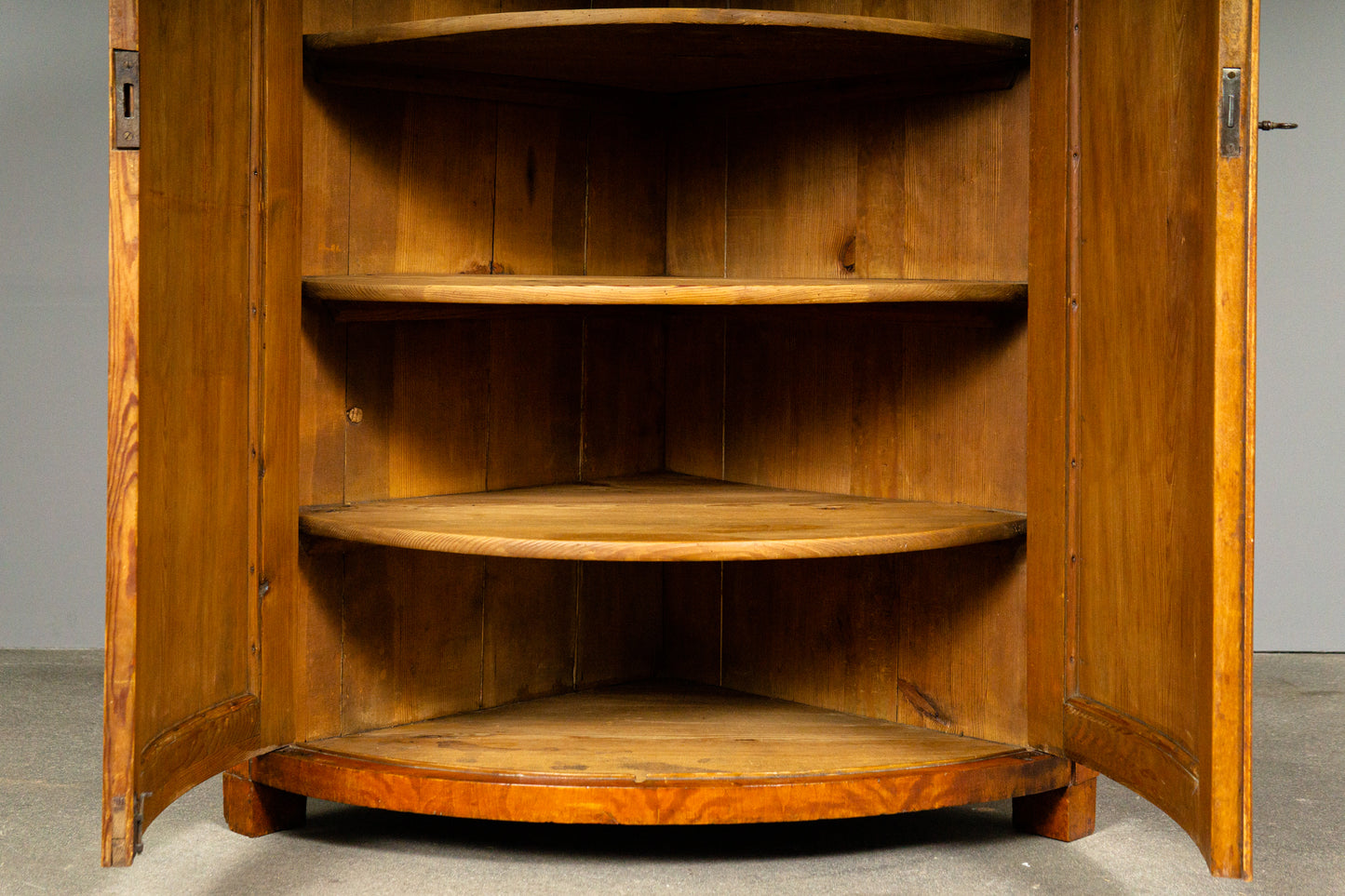 Biedermeier Eckschrank in Birke - 1.Hälfte des 19.Jahrhunderts