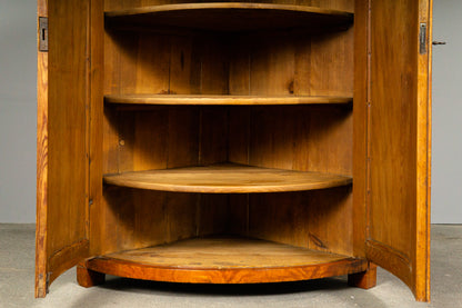 Biedermeier Eckschrank in Birke - 1.Hälfte des 19.Jahrhunderts