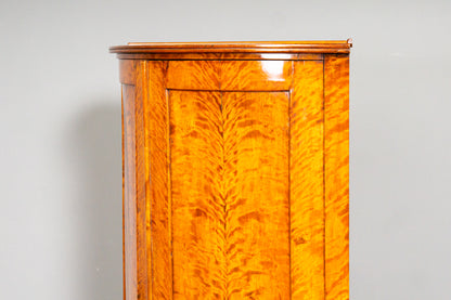 Biedermeier Eckschrank in Birke - 1.Hälfte des 19.Jahrhunderts