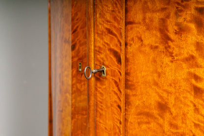Biedermeier Eckschrank in Birke - 1.Hälfte des 19.Jahrhunderts