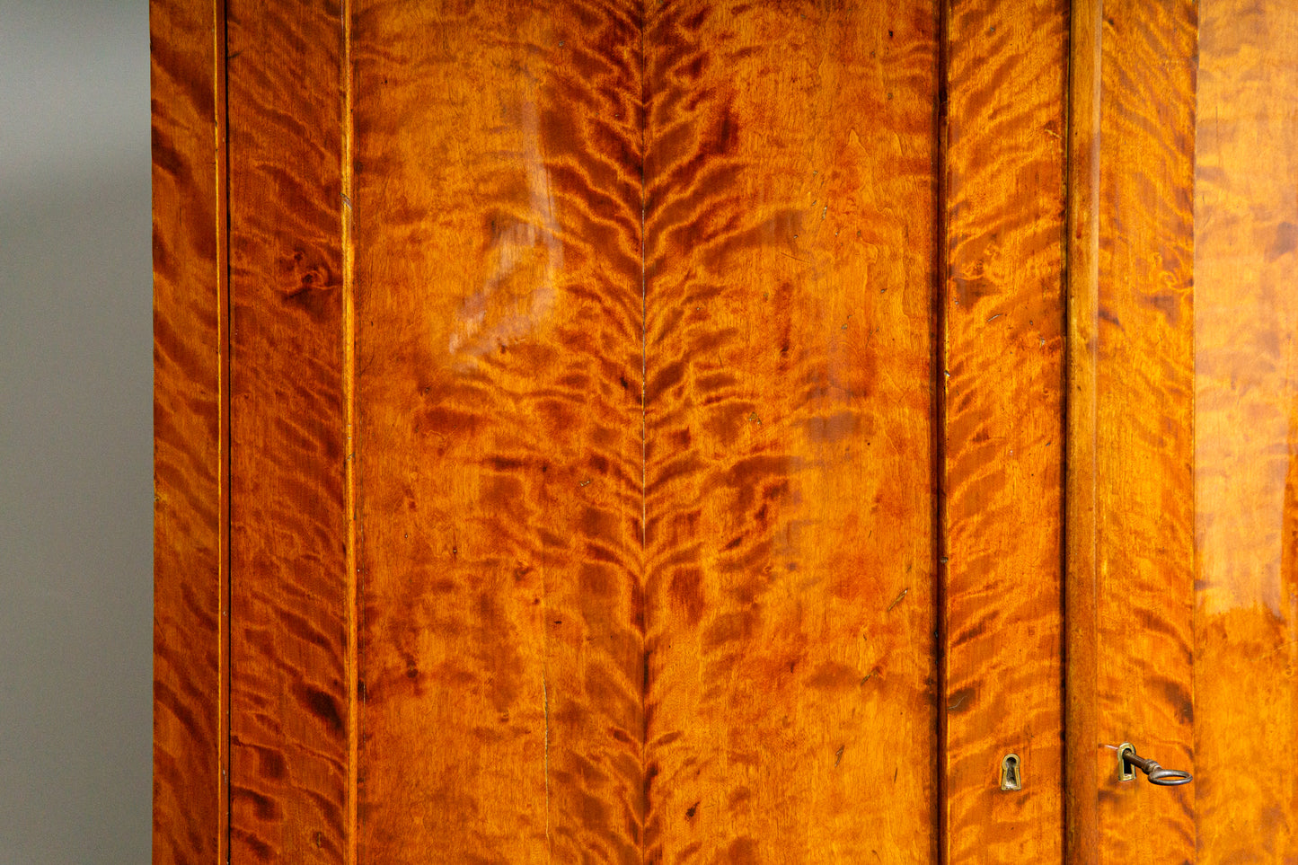 Biedermeier Eckschrank in Birke - 1.Hälfte des 19.Jahrhunderts