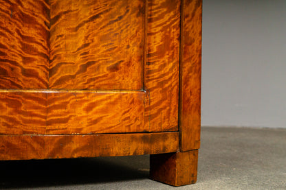 Biedermeier Eckschrank in Birke - 1.Hälfte des 19.Jahrhunderts