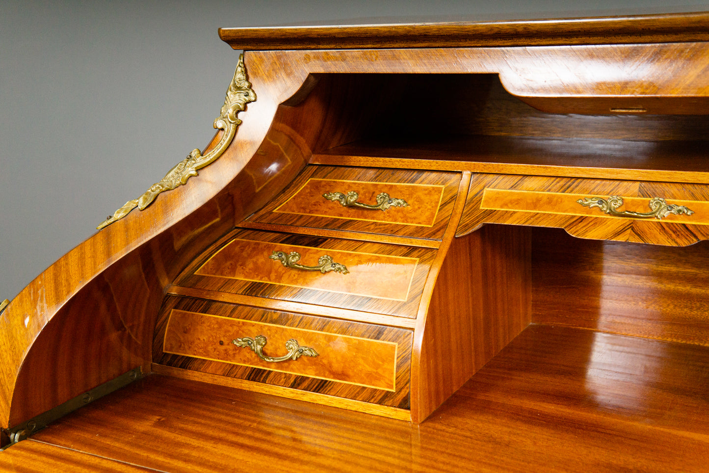Eleganter Sekretär im Louis XV Stil