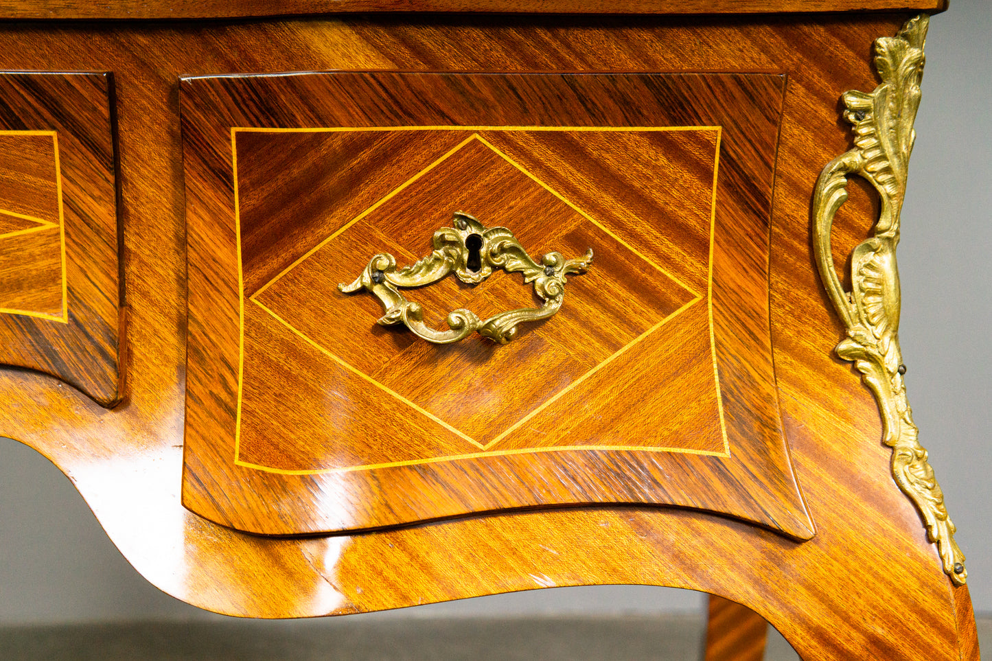 Eleganter Sekretär im Louis XV Stil