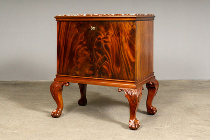 Elegantes kleines Schränkchen