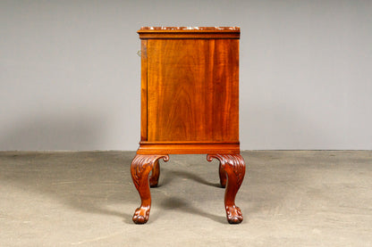 Elegantes kleines Schränkchen