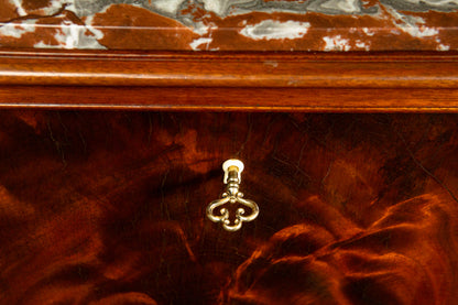 Elegantes kleines Schränkchen
