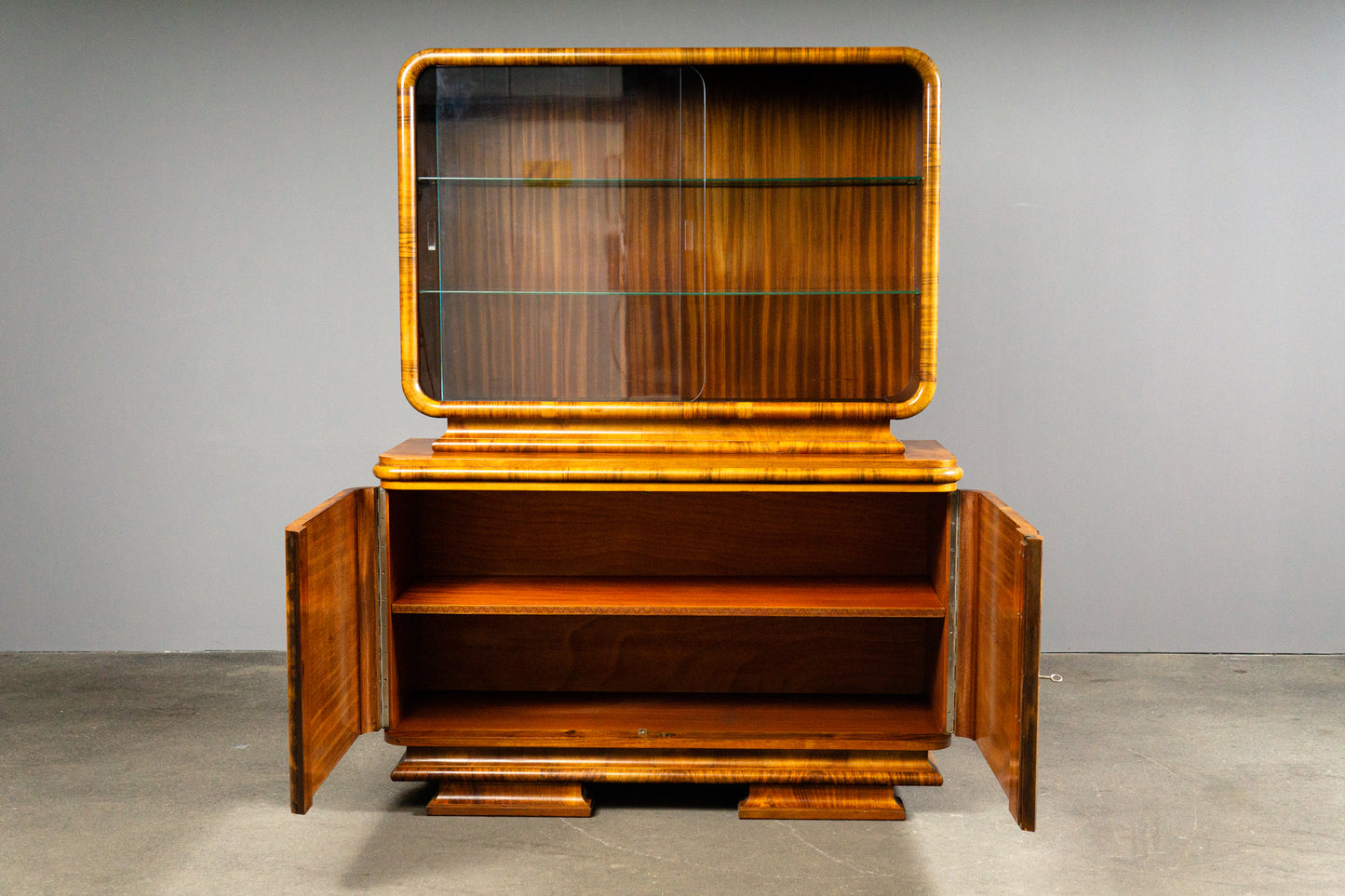 Beeindruckender Art Déco Vitrinenschrank