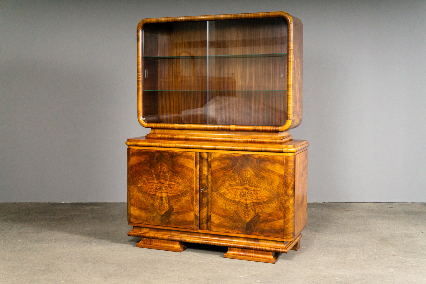 Beeindruckender Art Déco Vitrinenschrank