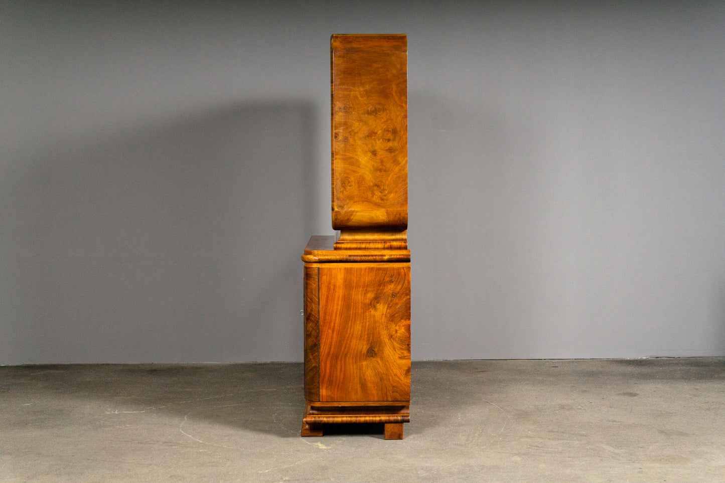 Beeindruckender Art Déco Vitrinenschrank