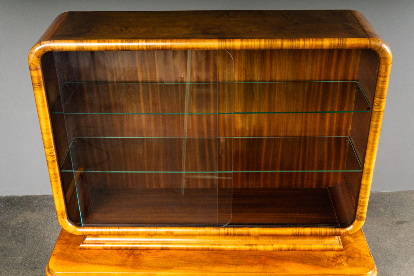 Beeindruckender Art Déco Vitrinenschrank