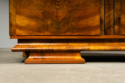 Beeindruckender Art Déco Vitrinenschrank