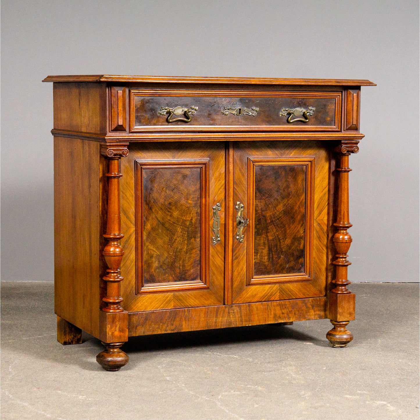 Eleganter Gründerzeit Halbschrank