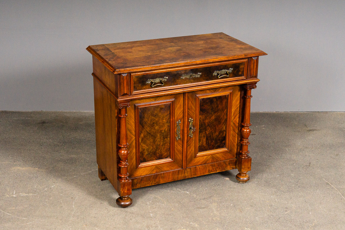 Eleganter Gründerzeit Halbschrank