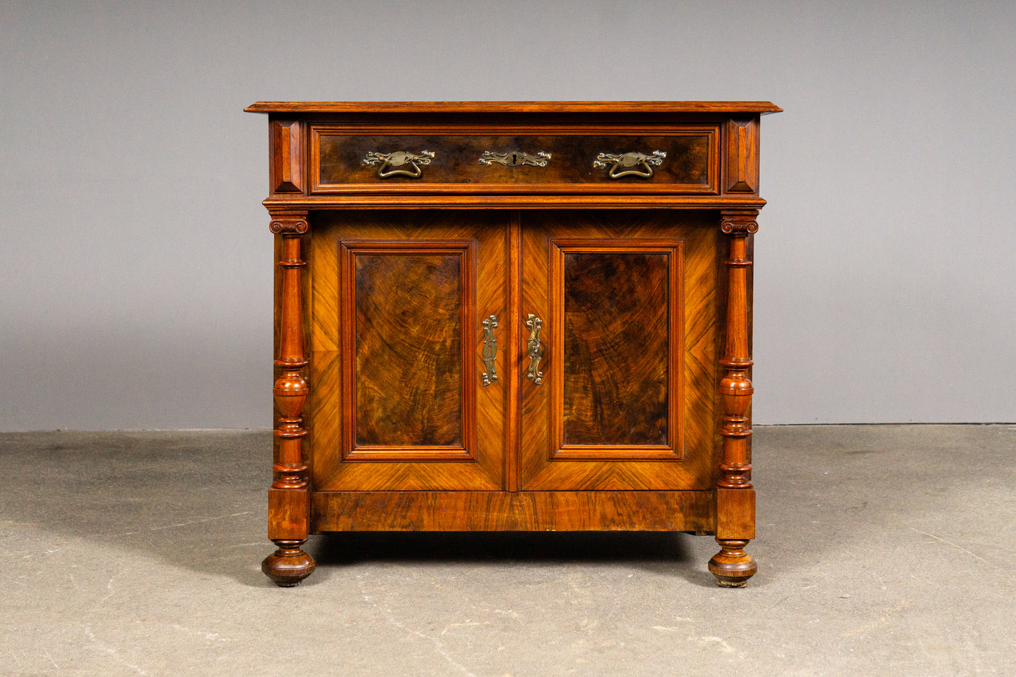 Eleganter Gründerzeit Halbschrank