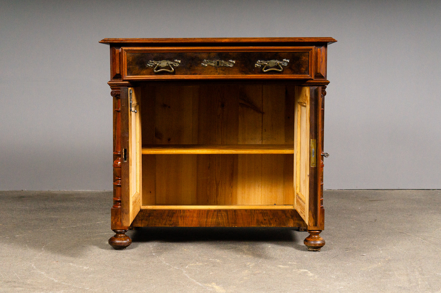 Eleganter Gründerzeit Halbschrank