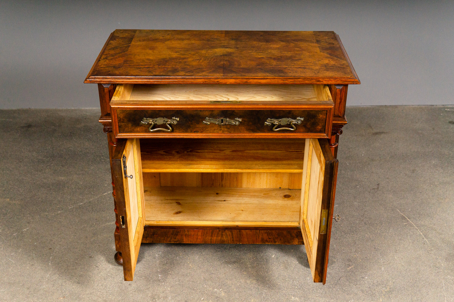 Eleganter Gründerzeit Halbschrank