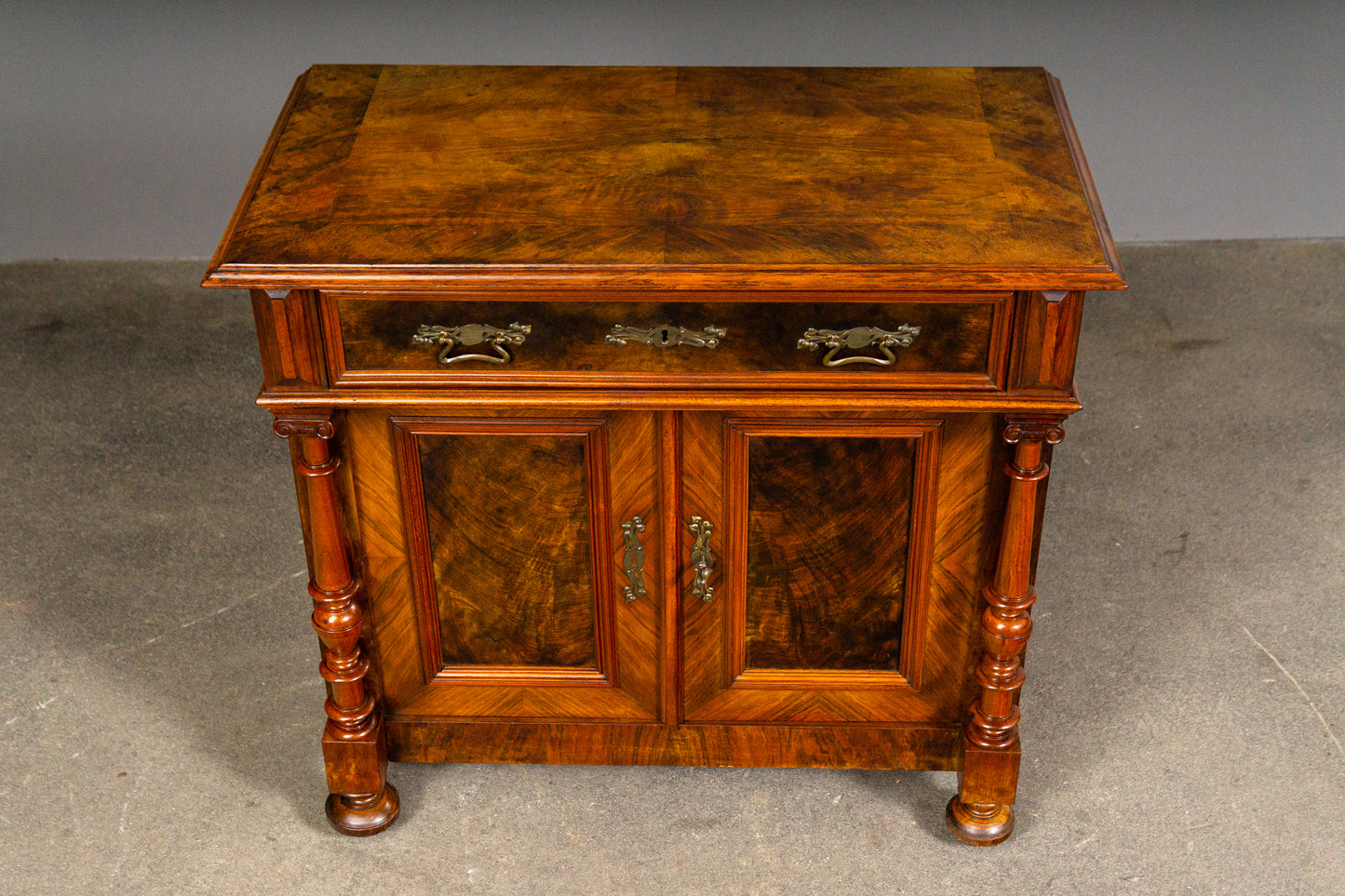 Eleganter Gründerzeit Halbschrank