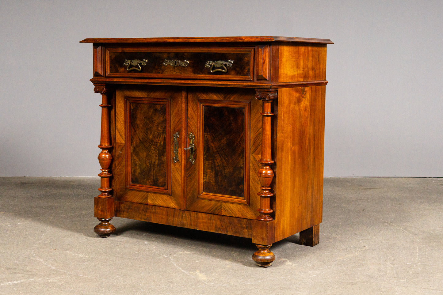 Eleganter Gründerzeit Halbschrank