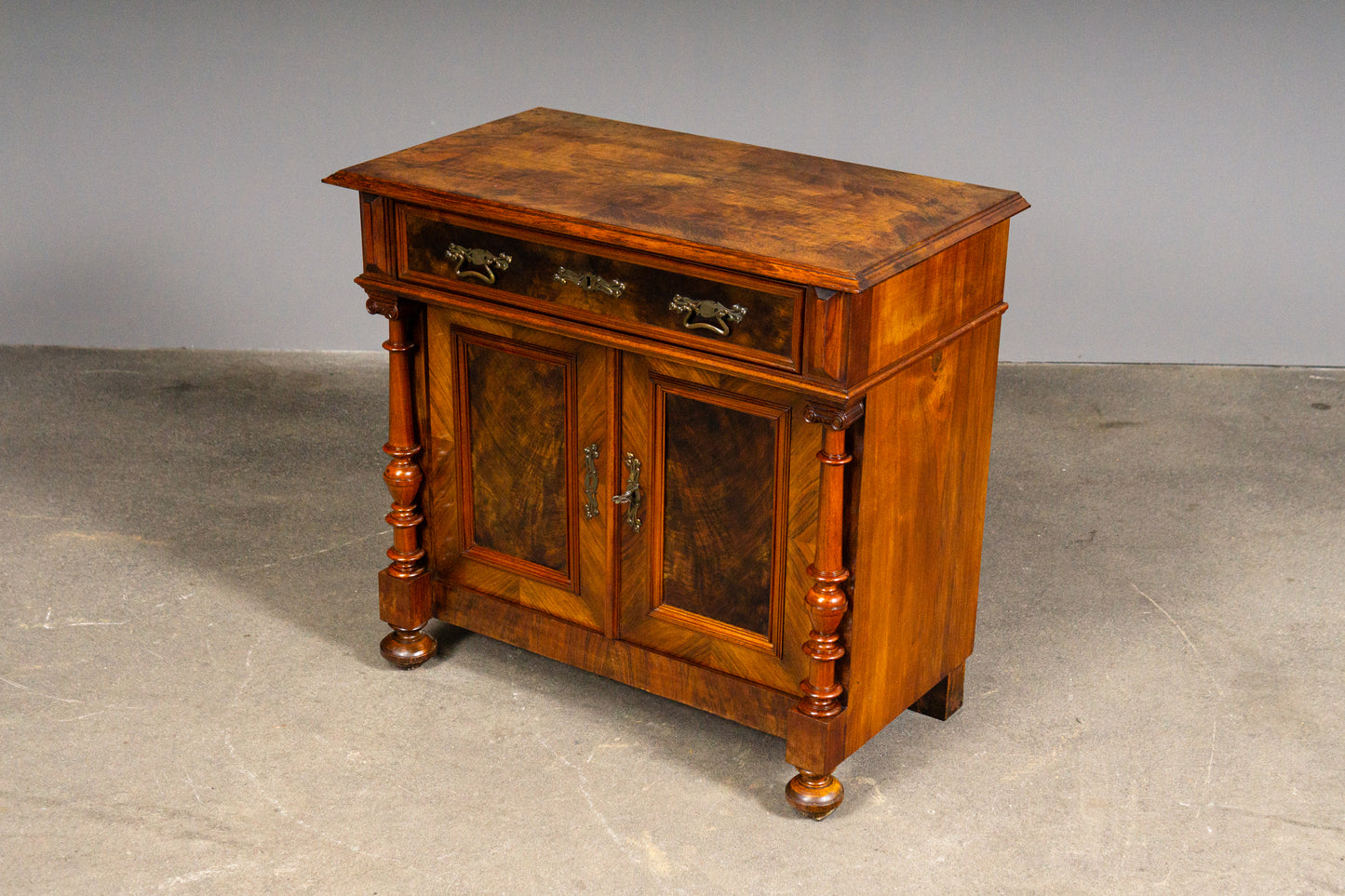 Eleganter Gründerzeit Halbschrank