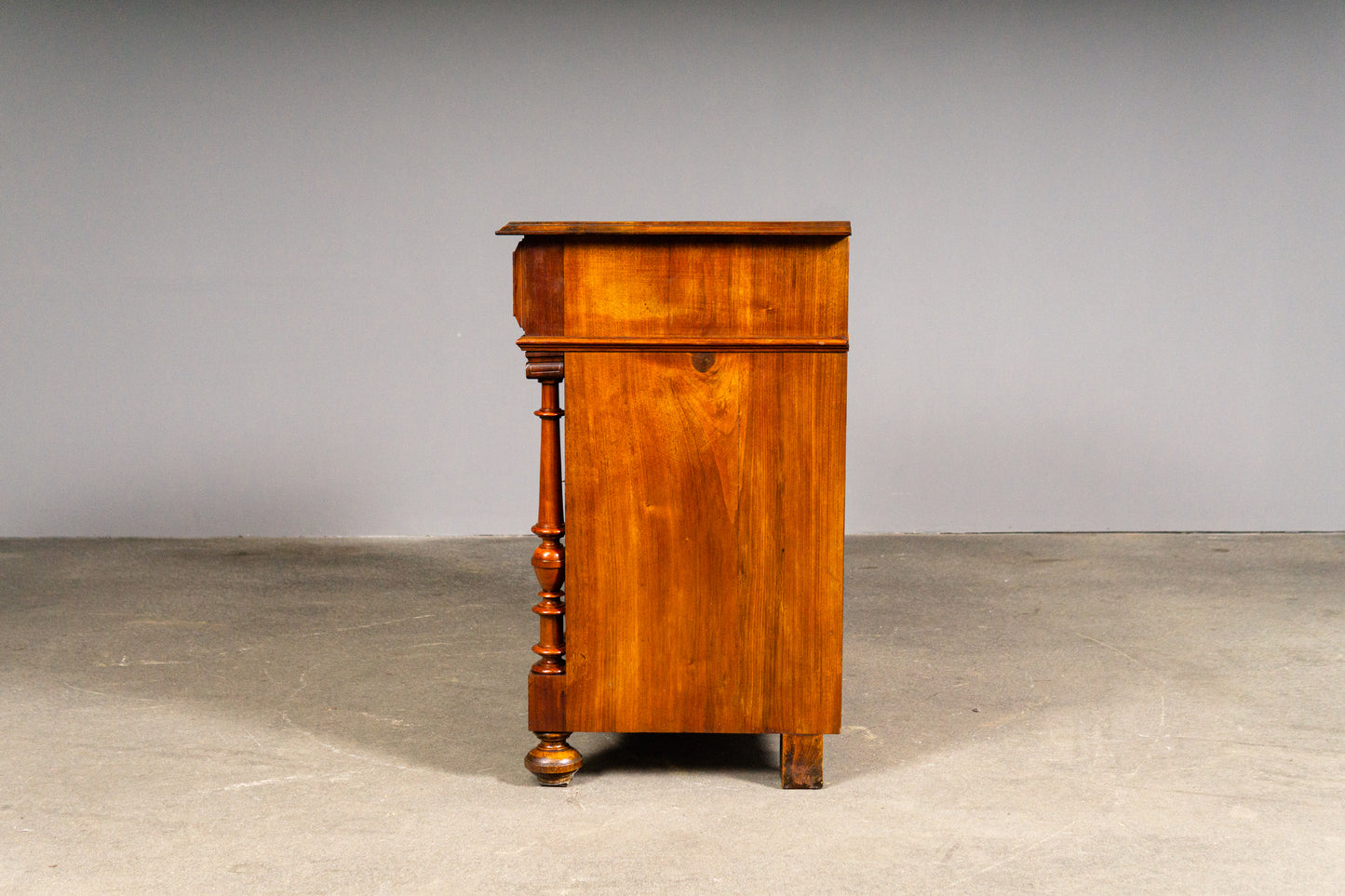 Eleganter Gründerzeit Halbschrank