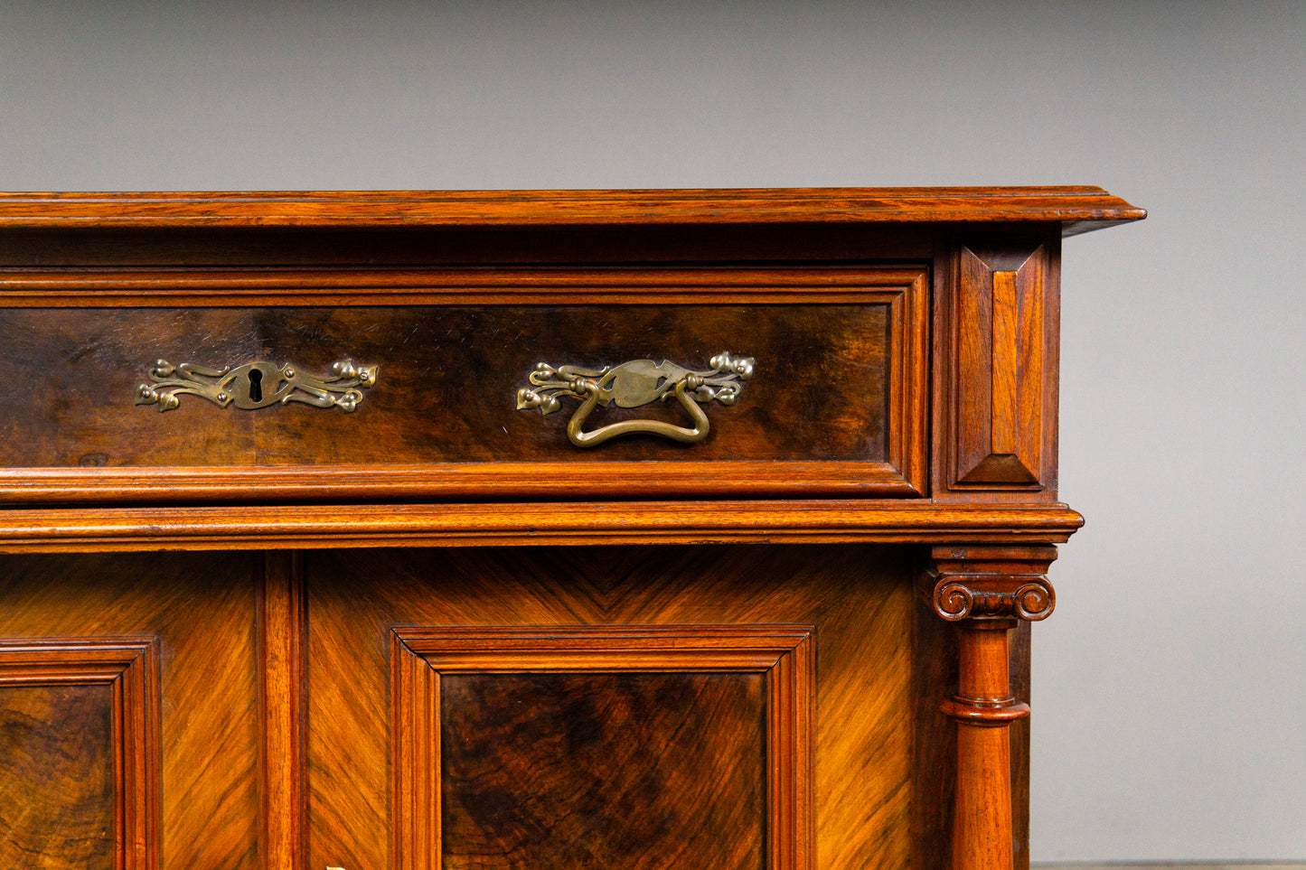 Eleganter Gründerzeit Halbschrank