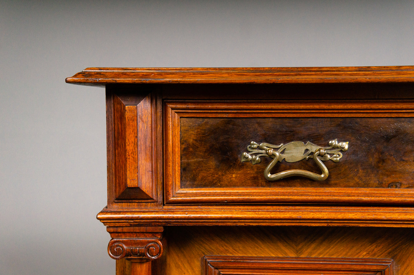 Eleganter Gründerzeit Halbschrank