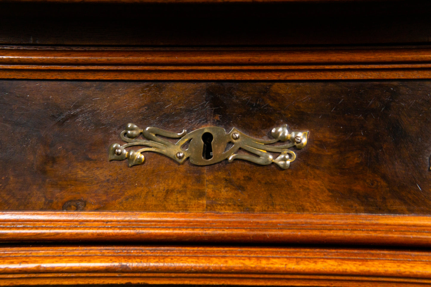 Eleganter Gründerzeit Halbschrank