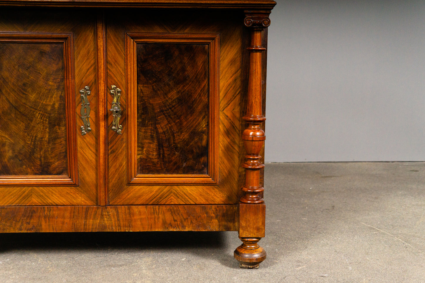 Eleganter Gründerzeit Halbschrank