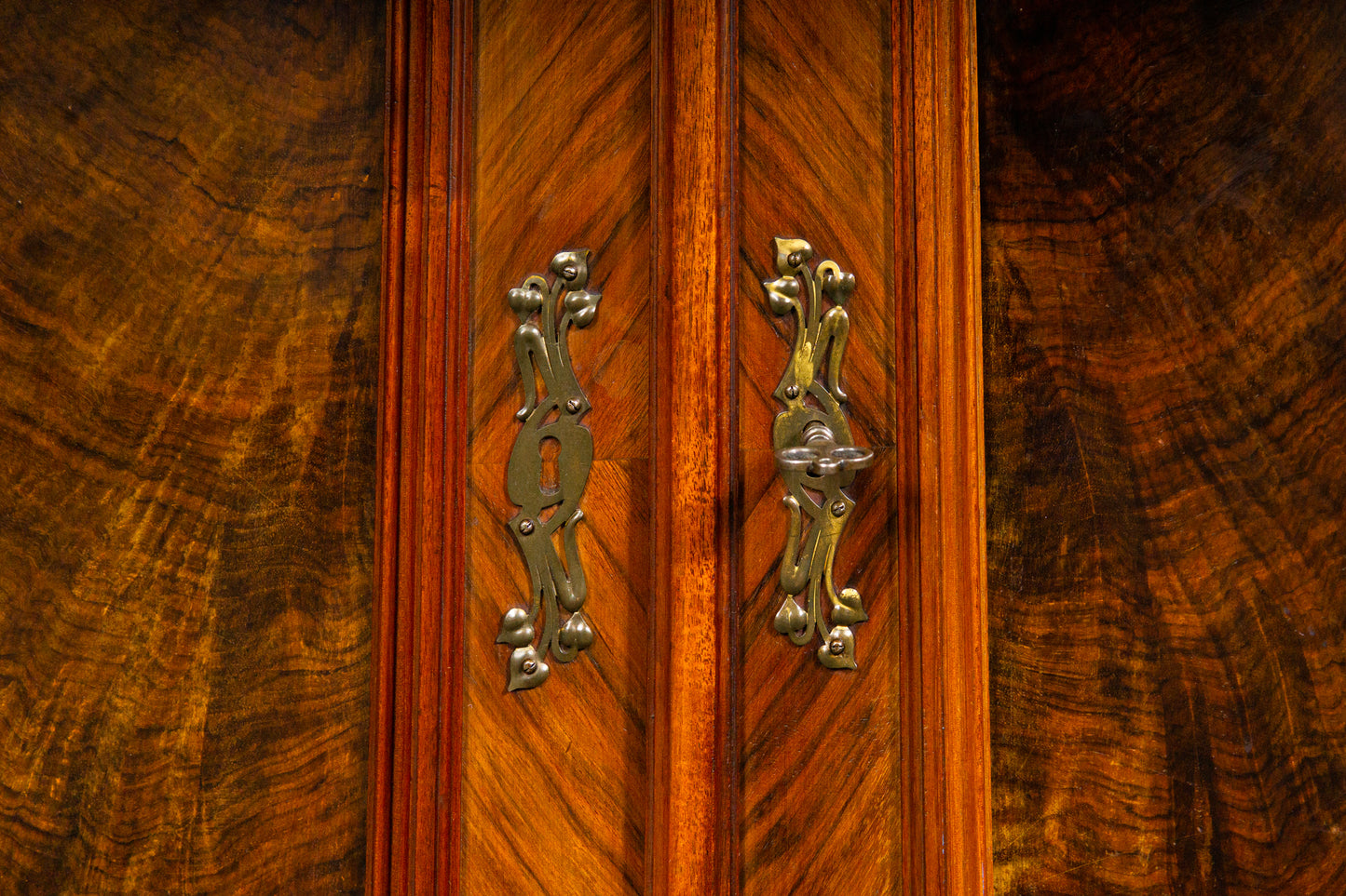 Eleganter Gründerzeit Halbschrank
