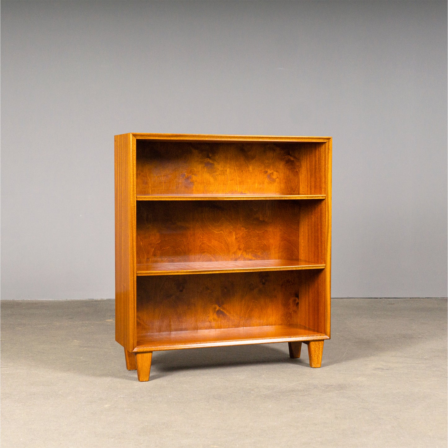 Süßes Mid-Century Bücherregal