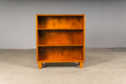 Süßes Mid-Century Bücherregal