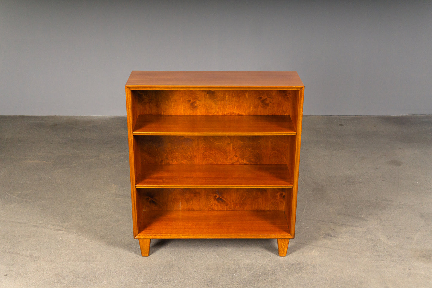 Süßes Mid-Century Bücherregal
