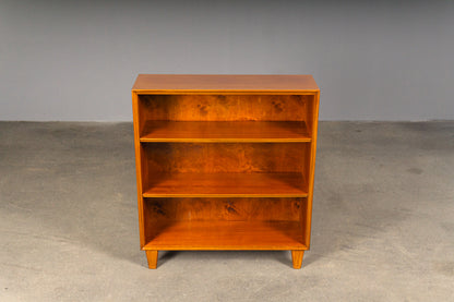 Süßes Mid-Century Bücherregal