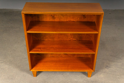 Süßes Mid-Century Bücherregal