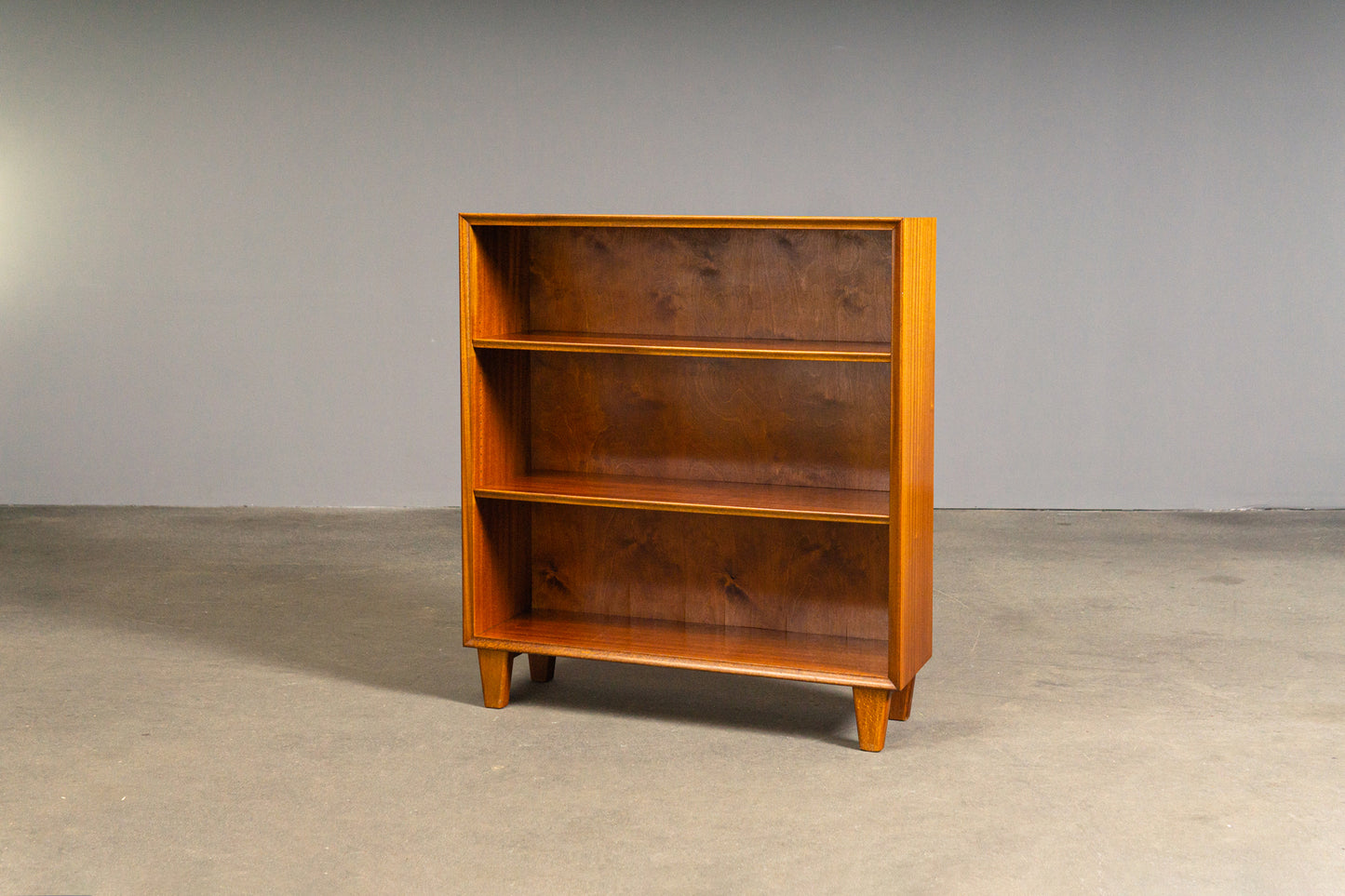 Süßes Mid-Century Bücherregal