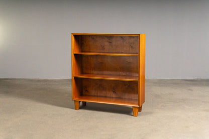 Süßes Mid-Century Bücherregal