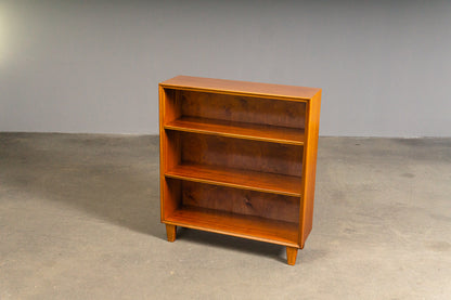 Süßes Mid-Century Bücherregal