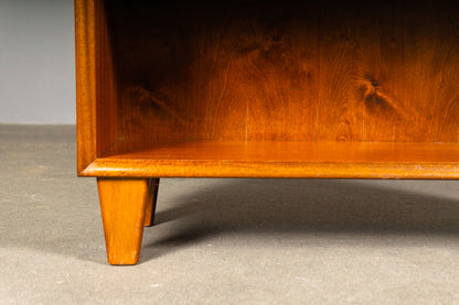 Süßes Mid-Century Bücherregal