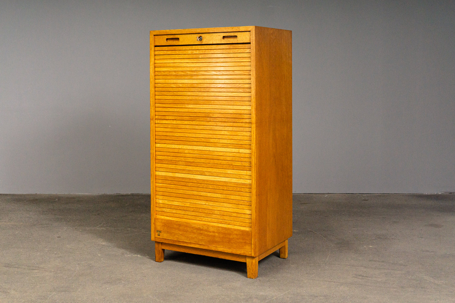 Praktischer Mid-Century Rollladenschrank