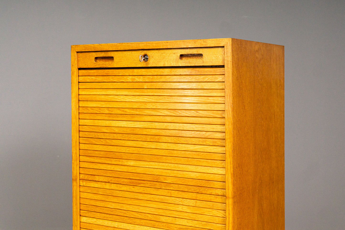 Praktischer Mid-Century Rollladenschrank