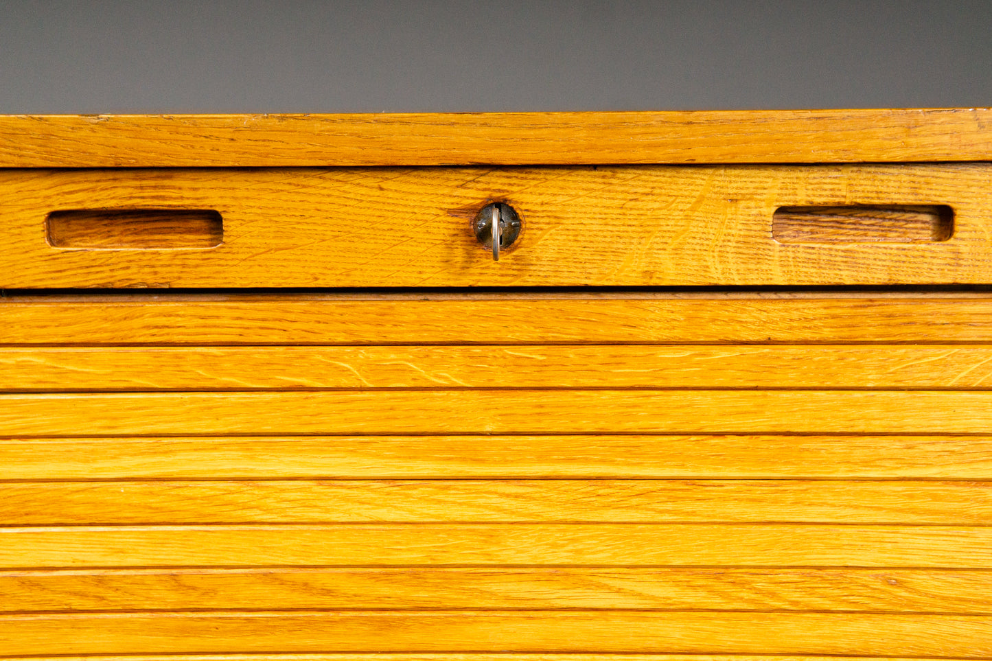 Praktischer Mid-Century Rollladenschrank
